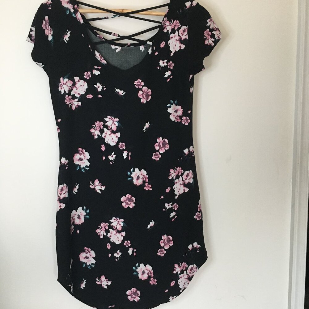 No Boundaries, Floral mini Dress , Black floral sytle, M (7-9)